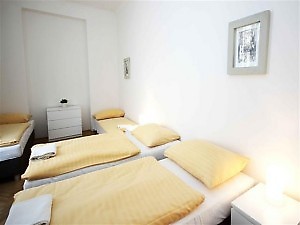 gemütlich eingerichtetes Schlafzimmer mit 4 Betten