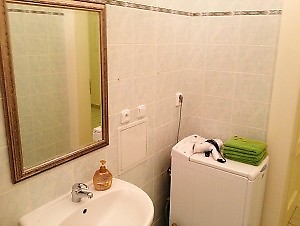 bathroom with great bordure and bathtube