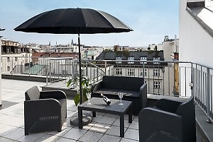 eine große Terrasse mit einmaligen Möbeln